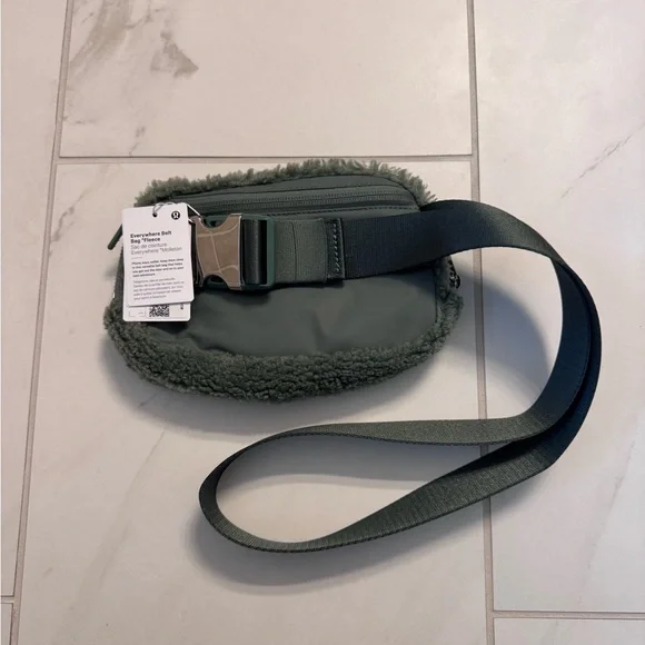 NWT lululemon fleece belt bag - Picture 4 of 12